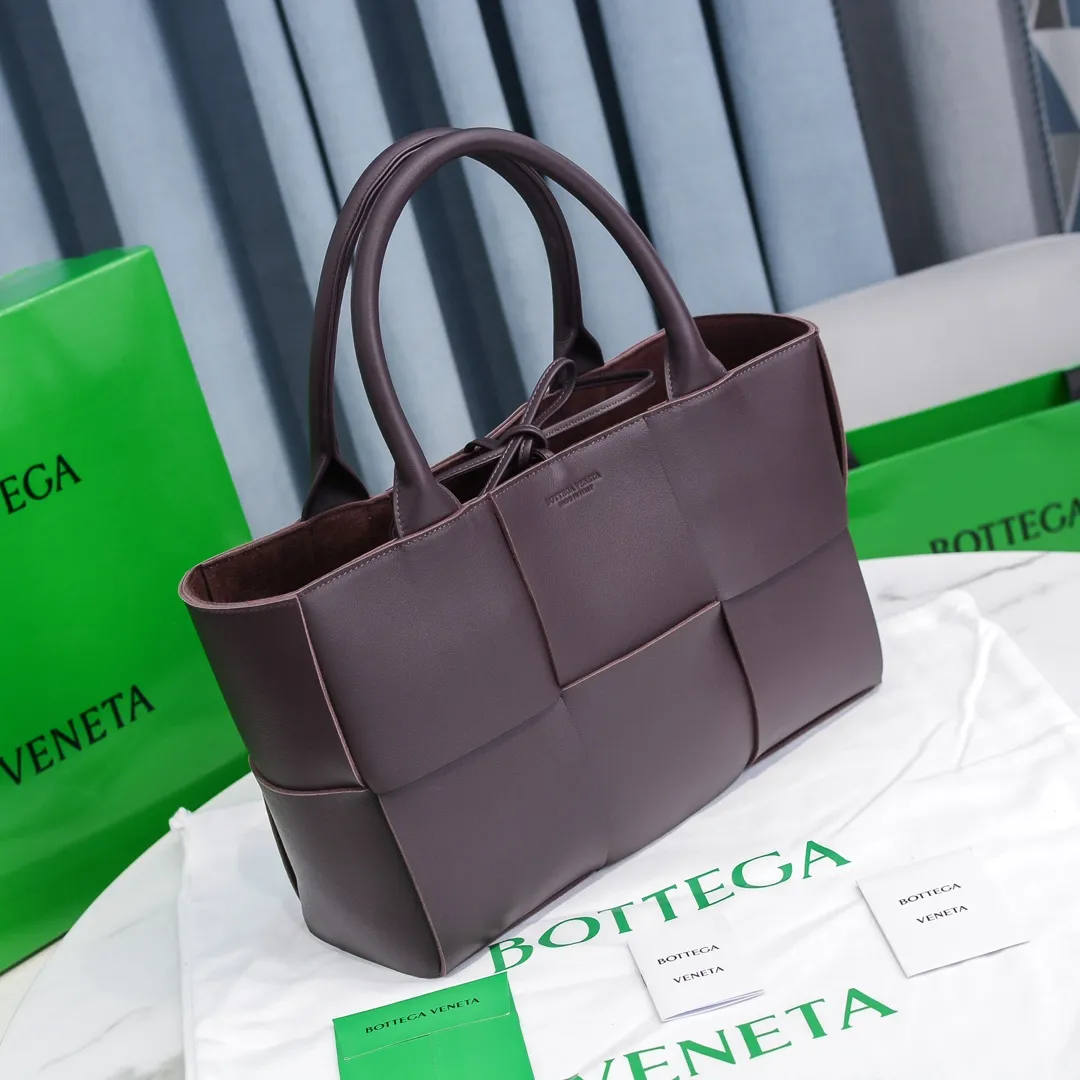 Batch 1860 BottegaVeneta# 🧷Early autumn SLIP tote handbag, the oversized woven design really makes it a huge gap from ordinary tote bags🔗🔗The interior is matched with a leather system ⛓Daniel Lee leads the brand gene to continue to evolve with fresh inspiration🧬🧬 Showing the balance between luxury and reality👉Grape purple Size: 36*24*12【9892#】